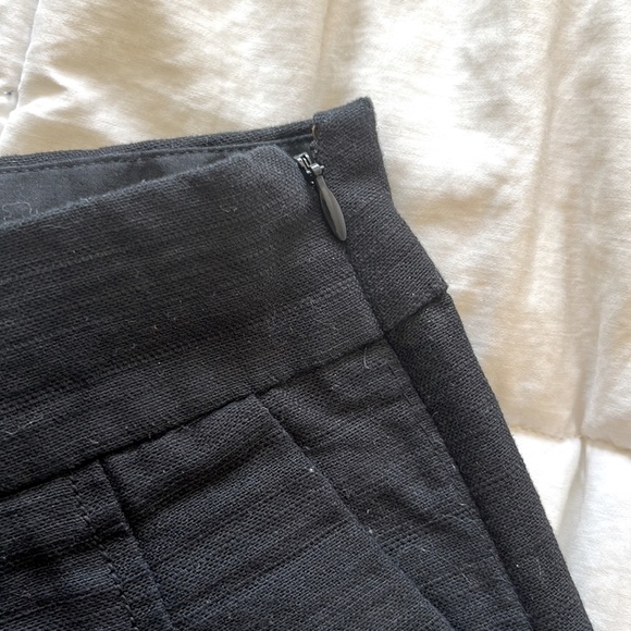 J CREW Mini Pleated Linen Shorts (in Black - Size 8) - Picture 4 of 6